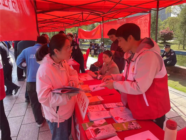 乐平市红十字会积极开展平安乐平建设主题宣传月集中宣传日活动