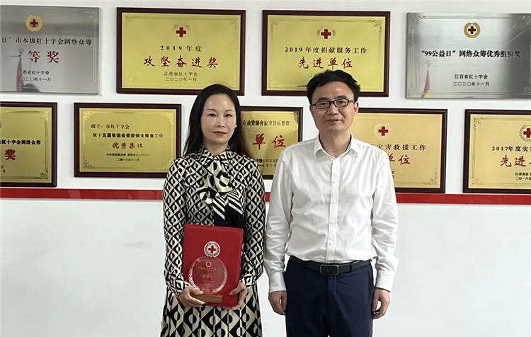 市领导为我市“江西省红十字博爱大使”颁发荣誉证书和奖牌