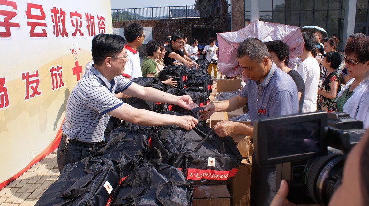 中国红十字总会、省红十字会为景德镇市受灾群众送来救灾物资.