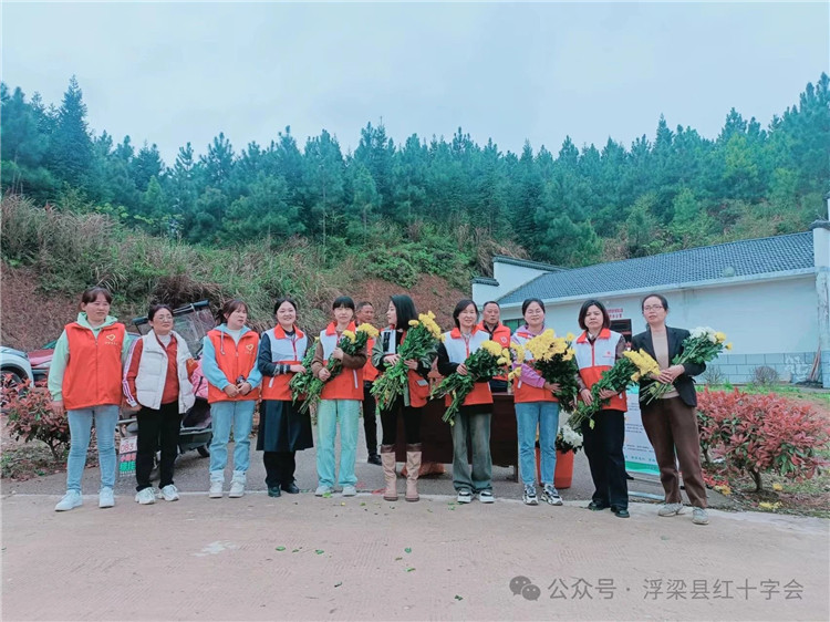 浮梁县红十字会开展“生命·礼赞丨清明追思缅怀”主题党日志愿活动