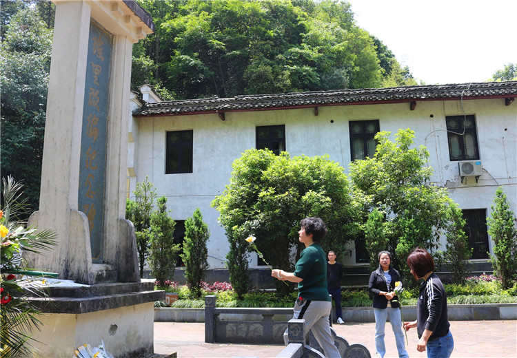 学习百年党史 汲取奋进力量——市红十字会开展“红色走读”活动