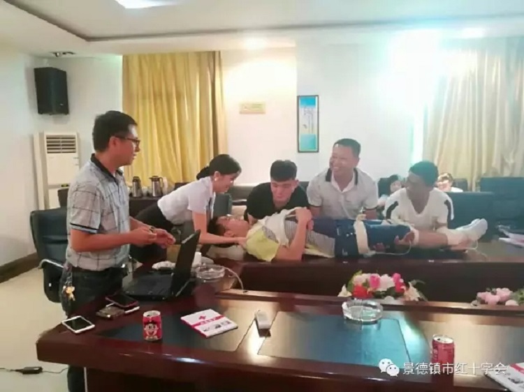 市红十字会为景德镇机场工作人员开展应急救护培训