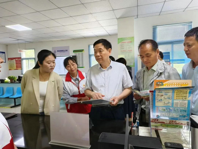 省红十字会党组书记、常务副会长龚建辉一行来景调研