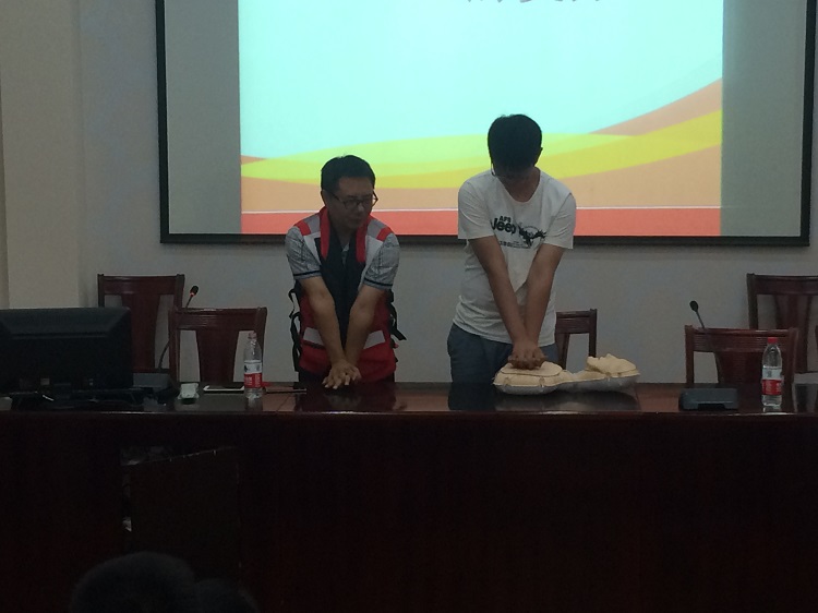 市红十字会为中学新生普及应急救护知识