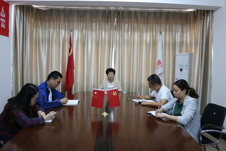 市红十字会专职副会长韩建萍给业务科室党员干部上专题党课
