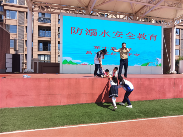 昌江区红十字会开展纪念第77个“世界红十字日” 暨庆祝中国红十字会成立120周年主题宣传活动