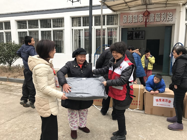 浓浓博爱情 春节暖人心——景德镇市红十字会开展博爱送万家活动