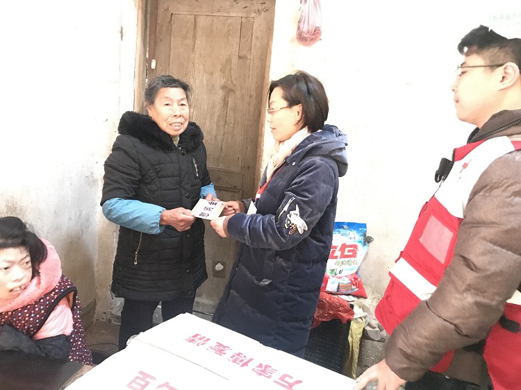 浓浓博爱情 春节暖人心——景德镇市红十字会开展博爱送万家活动