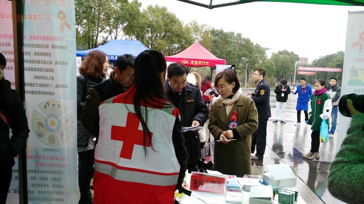 携手抗艾，重在预防——市红十字会开展防艾科普宣传活动