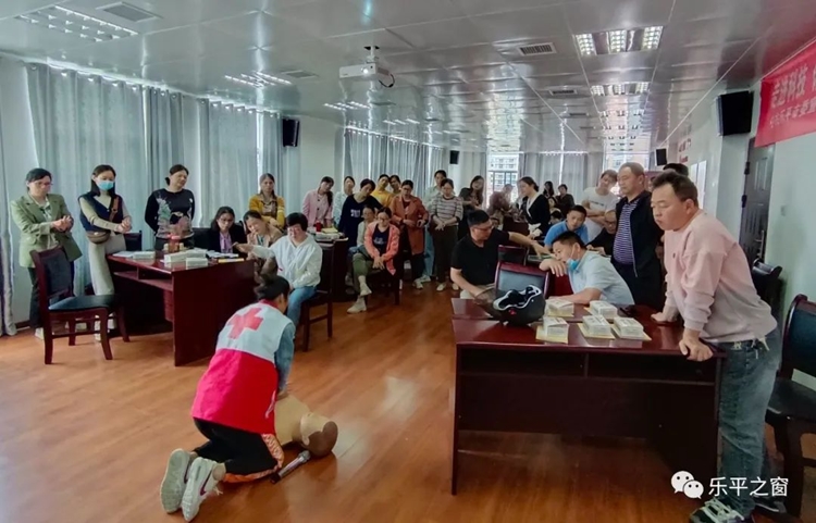 【“救”在身边】理论加演练,老师变学生,乐平市红十字应急救护培训走进校园