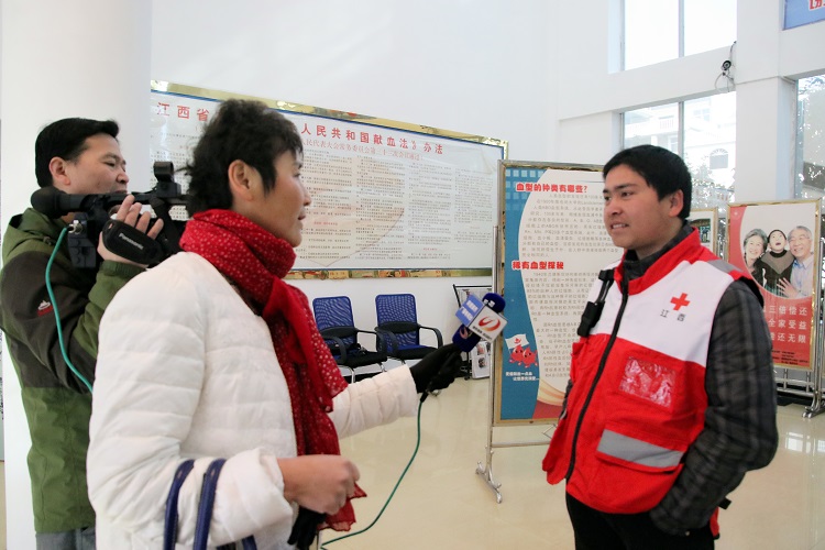 市红十字会开展走访红十字志愿者活动