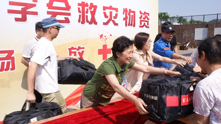 中国红十字总会、省红十字会为景德镇市受灾群众送来救灾物资.
