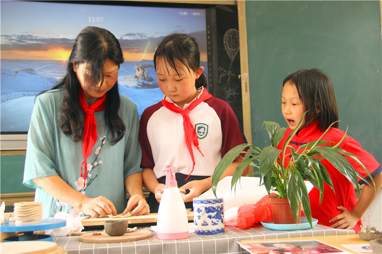“感恩有你”2021年瓷善节致谢暨快乐瓷娃蔡玲玲陶艺班开班仪式举行