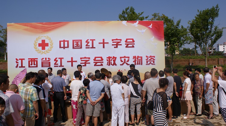 中国红十字总会、省红十字会为景德镇市受灾群众送来救灾物资.