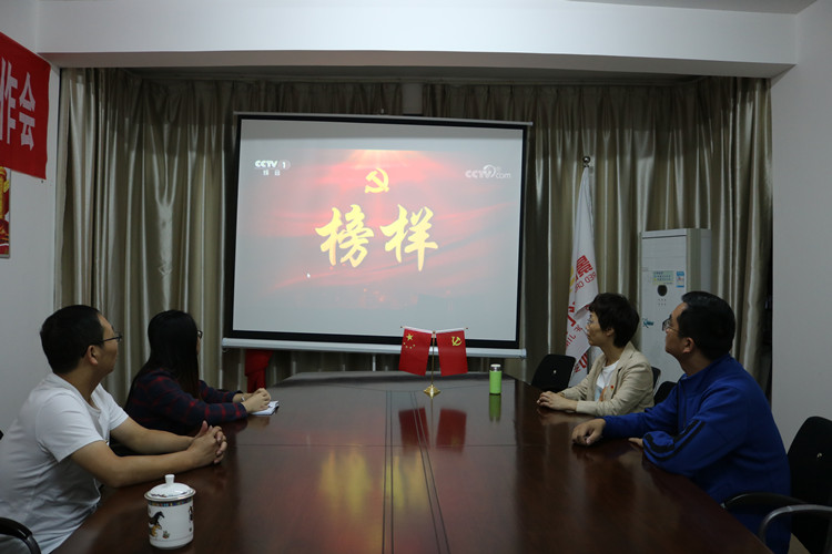 市红十字会党员干部集中收看《榜样》