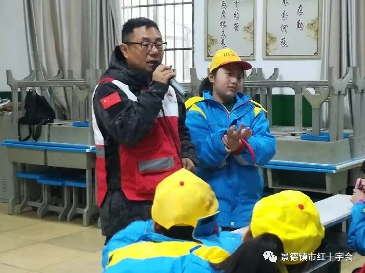 争当小小志愿者，应急救护校园行