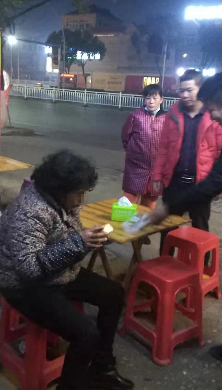 奉献爱心传递真情，瓷都街头发生暖心一幕