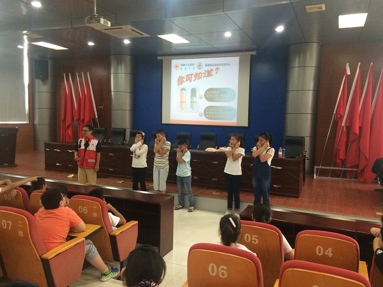 市红十字会为中学新生普及应急救护知识