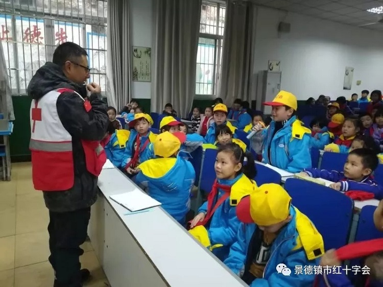 争当小小志愿者，应急救护校园行