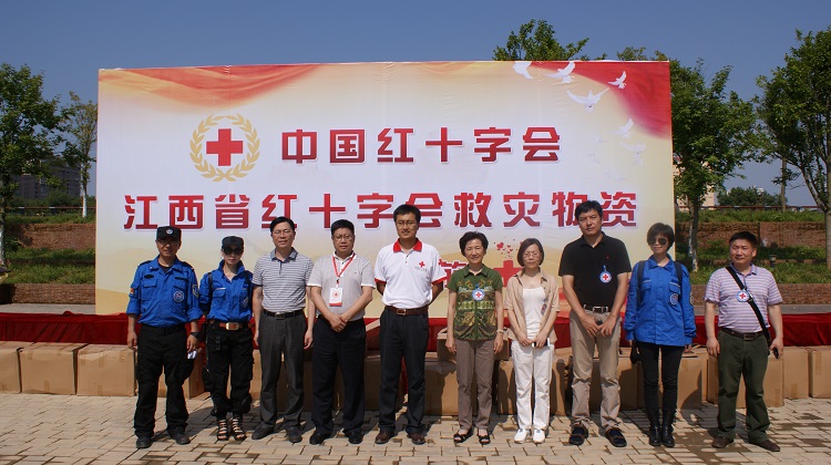 中国红十字总会、省红十字会为景德镇市受灾群众送来救灾物资.
