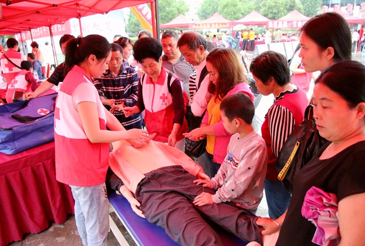 现场急救时首先要对病人作哪些检查?