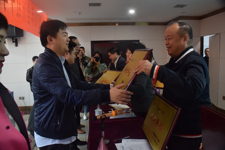 2019年全市红十字会工作会暨红十字博爱单位、志愿者表彰大会召开
