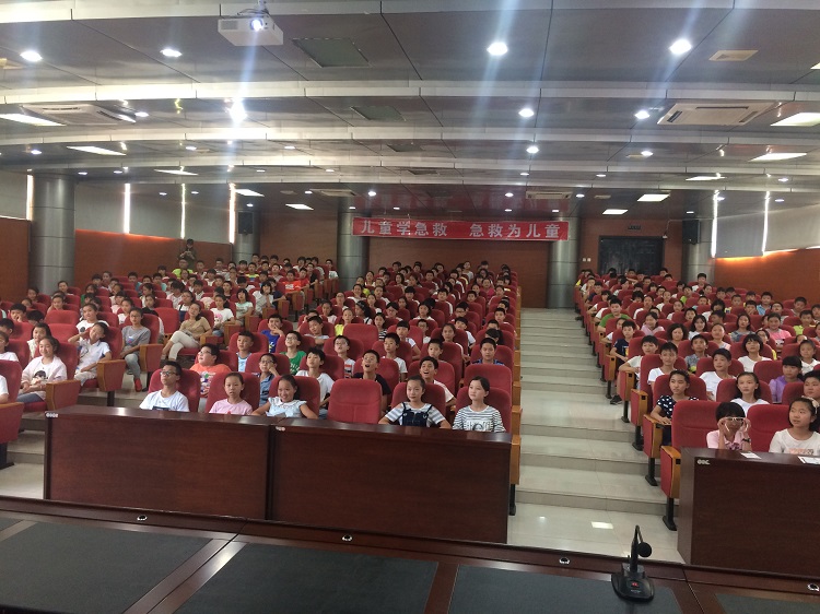 市红十字会为中学新生普及应急救护知识