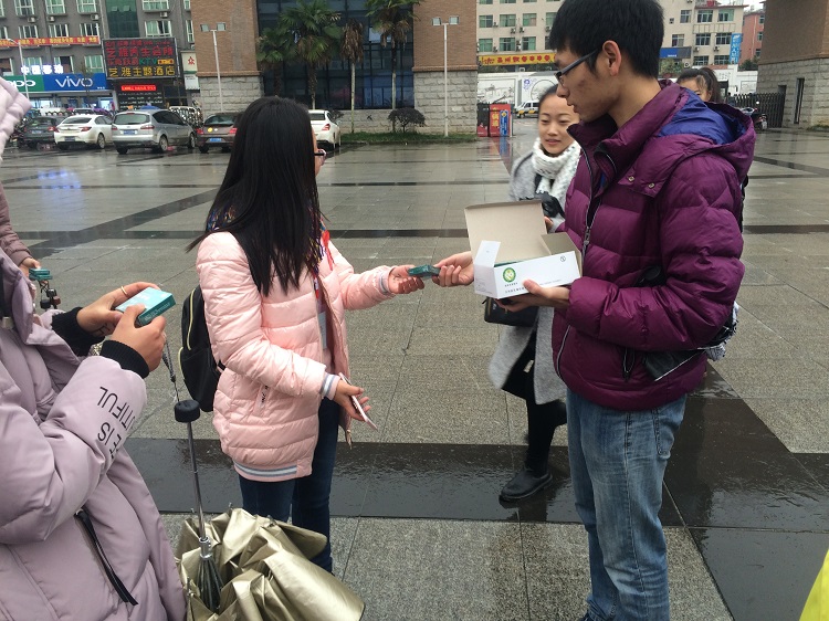 携手抗艾，重在预防——市红十字会开展防艾科普宣传活动