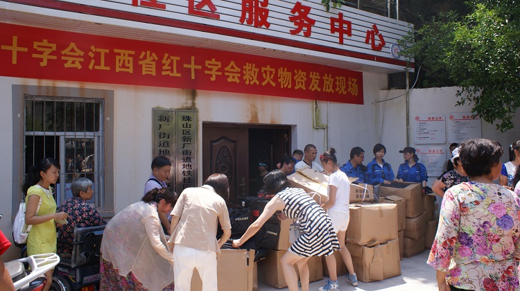 中国红十字总会、省红十字会为景德镇市受灾群众送来救灾物资.