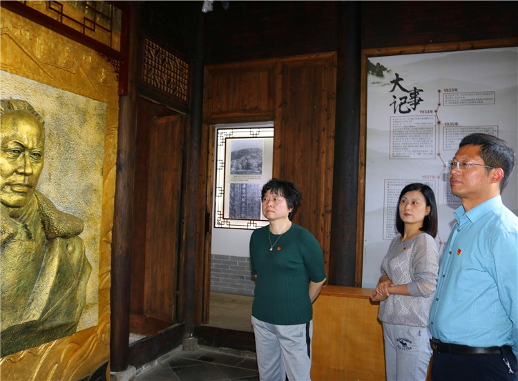 学习百年党史 汲取奋进力量——市红十字会开展“红色走读”活动