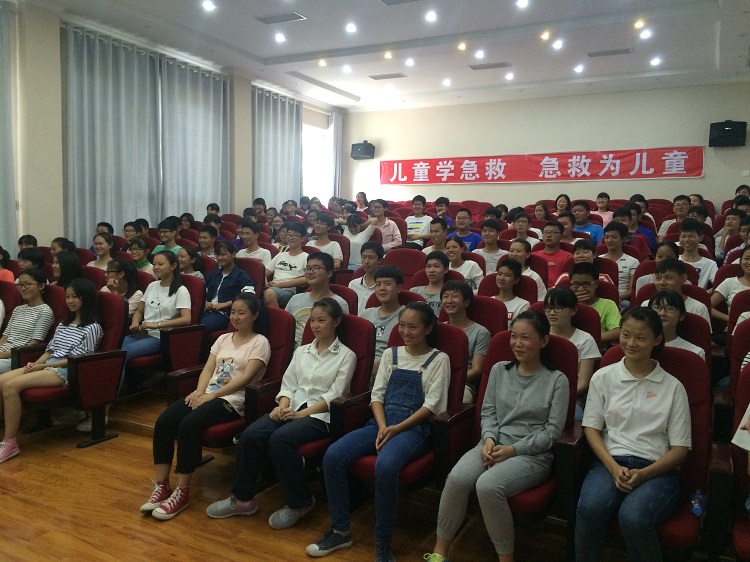 市红十字会为中学新生普及应急救护知识