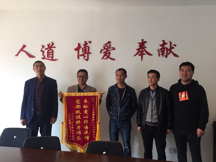 奉献爱心传递真情，瓷都街头发生暖心一幕