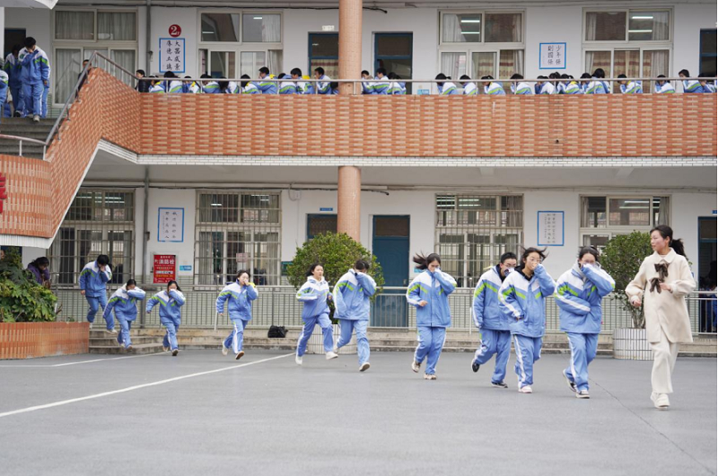 4分半钟，全校3439名师生顺利逃生 全市校园消防安全应急演练观摩活动超燃超硬核举办