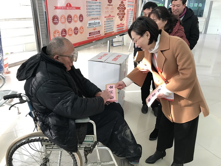 浓浓博爱情 春节暖人心——景德镇市红十字会开展博爱送万家活动