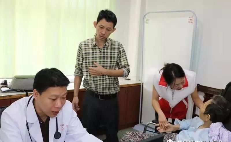 红十字会主题教育有特色——市红十字会组织上海长海医院专家来景开展义诊筛查活动