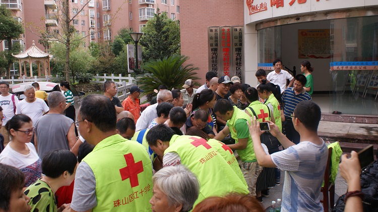 市领导看望受灾群众和赈灾一线红十字志愿者