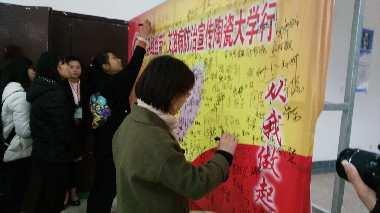 携手抗艾，重在预防——市红十字会开展防艾科普宣传活动
