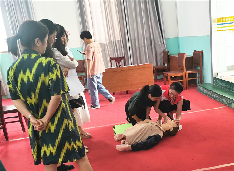 我为群众办实事——红十字应急救护培训走进党校课堂