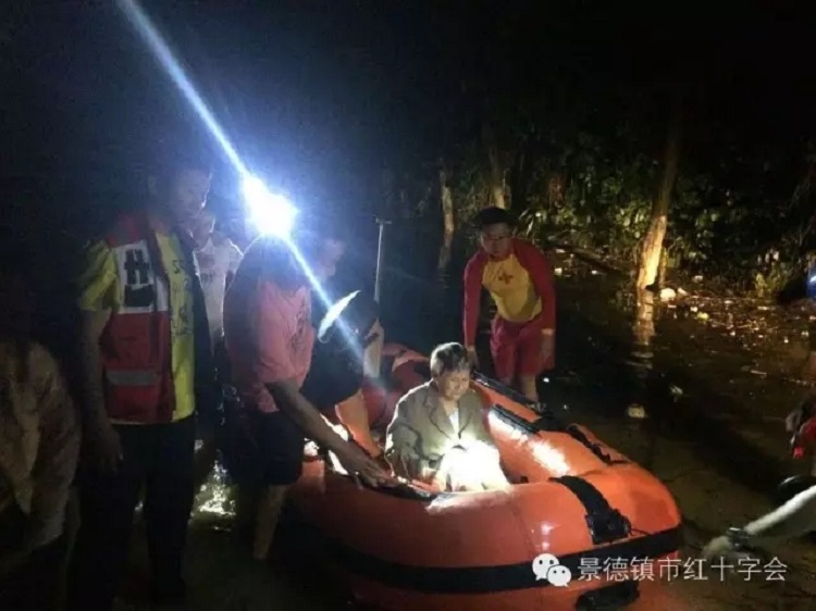 景德镇市红十字瓷都救援队援救受困居民