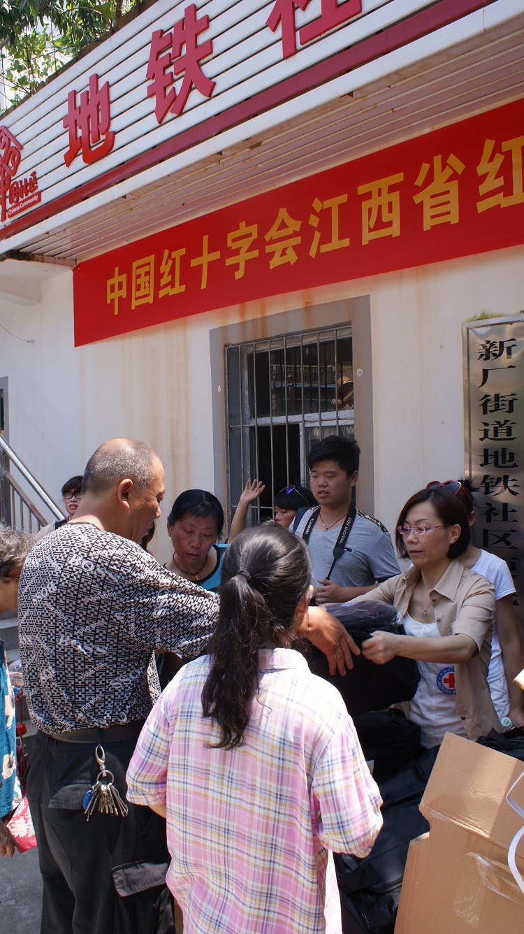 中国红十字总会、省红十字会为景德镇市受灾群众送来救灾物资.