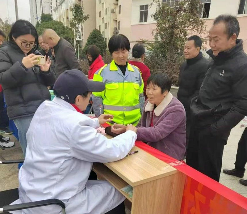 珠山区红十字会：雷锋日中医知识进社区 中医知识照亮珠山社区健康路