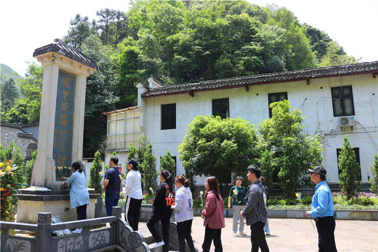 学习百年党史 汲取奋进力量——市红十字会开展“红色走读”活动