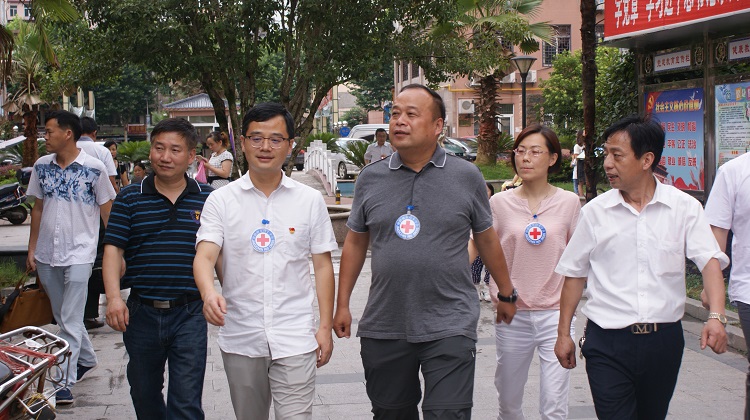 市领导看望受灾群众和赈灾一线红十字志愿者