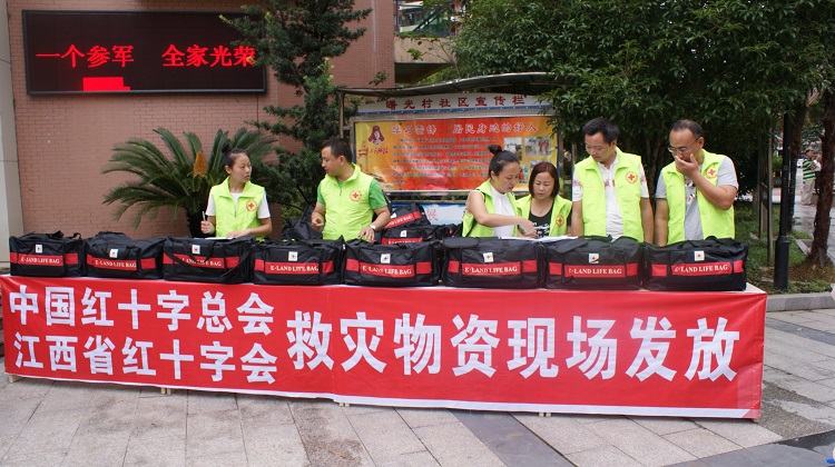 市领导看望受灾群众和赈灾一线红十字志愿者