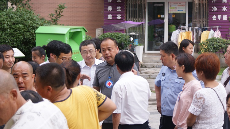 市领导看望受灾群众和赈灾一线红十字志愿者