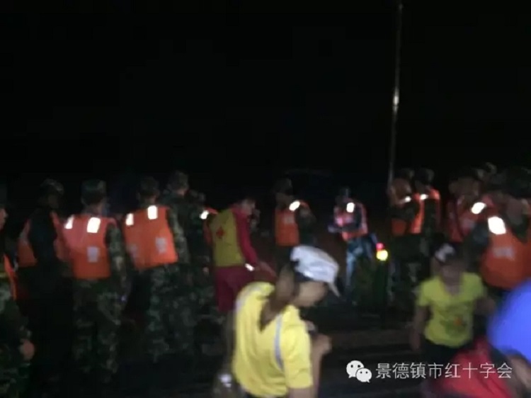 景德镇市红十字瓷都救援队援救受困居民