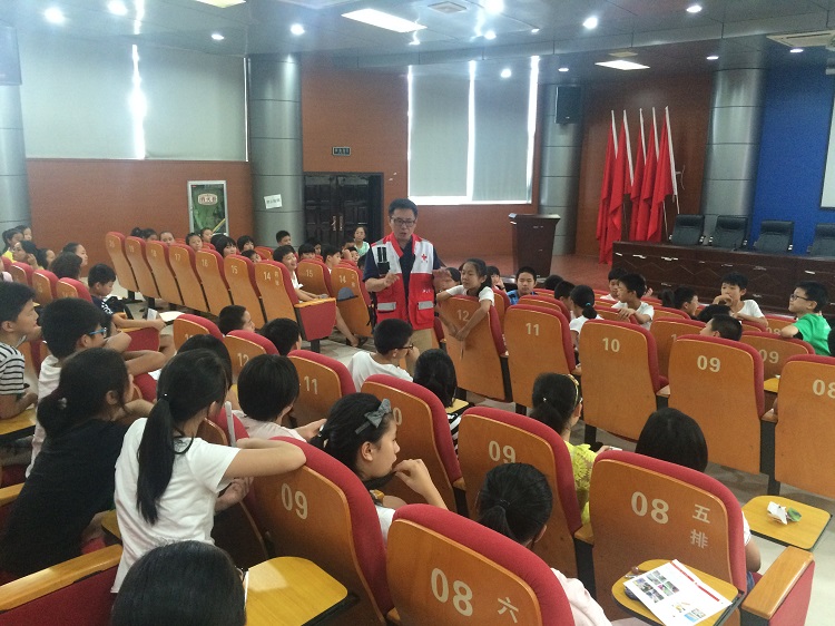 市红十字会为中学新生普及应急救护知识
