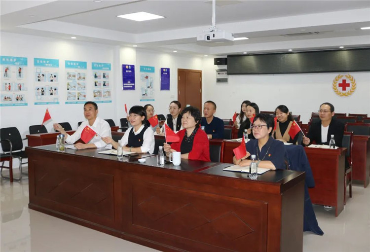 市红十字会组织收听收看党的二十大开幕会盛况