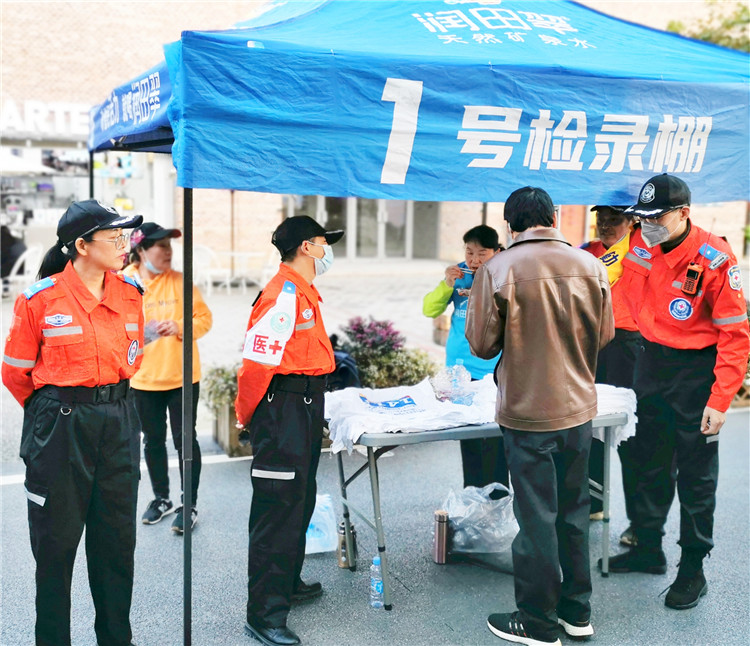 我为群众办实事——红十字瓷都救援队助力“万人健步走”活动