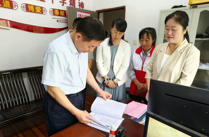 省红十字会党组书记、常务副会长龚建辉一行来景调研